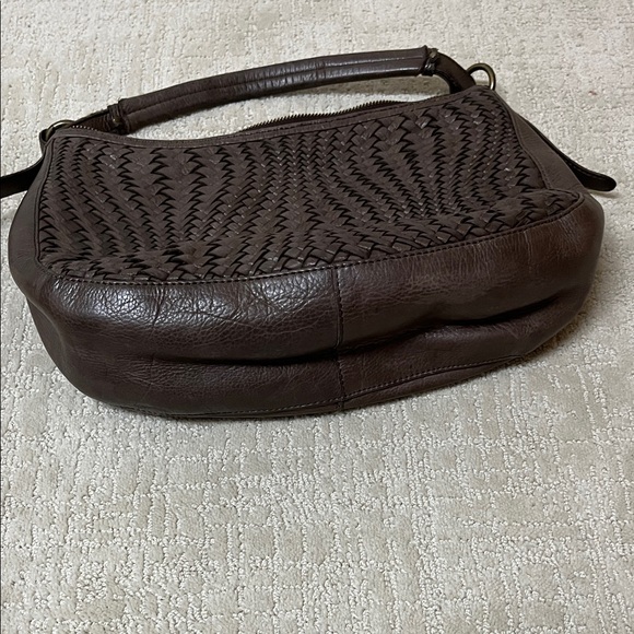 Ashwood genuine leather Elegant Brown Woven Leather Shoulder Bag - Picture 6 of 6